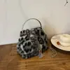Bolsa de Pelúcia Portátil com Estampa de Leopardo para Mulheres 2025 Nova Tendência Moda Bolsa Saco Versátil Bolsa de Ombro Bolsa Transversal