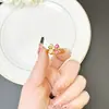 Anillo de Oro de Arena de Vietnam Transfronterizo Lujo Ligero Circonita de Color Incrustada Anillo de Trébol de Cuatro Hojas Diseño Versátil para Mujer Joyería Resistente al Color a Largo Plazo