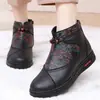 Zapatos de tela del viejo Pekín estilo invierno para mujer, zapatos de algodón para madre, impermeables, antideslizantes, zapatos de algodón para mujer, botines de algodón de moda para mujeres de mediana edad y mayores, talla grande