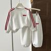 Conjunto de Moletom Infantil Primavera e Outono Novo Estilo Moda Estilo Coreano Outono Esportivo Conjunto de Duas Peças para Meninos e Meninas Tendência de Roupas Infantis