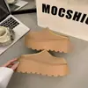 Sandálias Femininas de Solado Grosso para Exterior 2025 Novo Estilo Popular Aumenta a Altura Trançadas Vazadas Respiráveis Biqueira Fechada Meio Chinelo