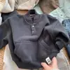 Traje para Niños Forrado de Polar y Engrosado Nuevo Invierno 2025 Conjunto de Dos Piezas Sudadera con Cuello Alto de Terciopelo Ollie y Pantalón de Chándal Estilo Coreano para Niños