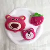 Accesorios de Peluche de Fresa de Dibujos Animados Broche de Fruta Accesorios para Muñecas DIY Colgantes para Joyería, Zapatos y Sombreros Accesorios Decorativos para Bufandas