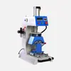 Máquina de prensa térmica neumática totalmente automática de una sola estación para aplicar logotipos de transferencia de calor, diseños de transferencia de calor y presionar en caliente pedrería sobre etiquetas de pecho y cuello, así como para presionar en caliente en viseras de gorra