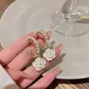 Pendientes de Camelia y Perla Elegantes Franceses para Mujer 2026 Nuevos de Moda Lujo Ligero Pendientes de Solapa para Socialité Accesorios de Pendientes Versátiles de Moda