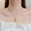 Colar com Pingente Borboleta Vazada em Diamante Gelo Triturado Estilo Retro Francês para Mulheres, Estilo Luxo Leve, Ouro Areia, Joias de Alta Qualidade