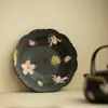 Bandeja de té negra pintada a mano con forma de lirio, posavasos, bandeja para té seco, tapa para cuenco de té, base para cuenco de té, plato de postre, accesorios de juego de té de cerámica, para ceremonia del té china
