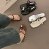 Sandálias Rasteirinhas Elegantes Francesas de Salto Bloco com Tira para Dedo do Pé Outer Wear de Fada Sandálias Planas de Pérola Novas de Verão 2026