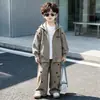 Conjunto de Roupa de Primavera e Outono para Meninos 2026 Novo Fashionável Conjunto de Cardigan com Capuz e Moletom de Duas Peças para Meninos Pequenos