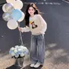 Conjunto de tres piezas para niña: chaleco de oso de dibujos animados, dulce y lindo, estilo preppy; camisa de estilo coreano con cuello de muñeca; y pantalones vaqueros retro