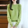 Nova coleção outono e inverno: suéter de gola redonda, com bainha enrolada, de tricô aberto, com modelagem solta e mangas compridas, perfeito como camada interna ou base