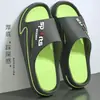 Pantuflas de verano para hombre, de suela gruesa, diseñadas para uso en exteriores, antideslizantes, duraderas, modernas y elegantes para uso en casa; nuevos estilos de verano para hombre
