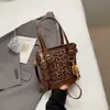 Bolso Pequeño Cubo con Estampado de Leopardo de Color Bloqueo Tendencia de Este Año para Mujer 2025 Nuevo Bolso Cruzado Versátil Bolso de Mano