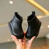 Botas de bebê, novos estilos de outono para meninas e meninos, sapatos infantis de sola macia, sapatos para os primeiros passos para bebês meninos de um ano, botinhas para meninas pequenas, botas de couro