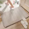 Tapete de chão em fleece de coral para uso doméstico, tapete de banheiro espesso absorvente, tapete de porta de banheiro de cor sólida de luxo leve, tapete de chão antiderrapante de recuperação lenta