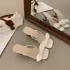 Sandálias Quadradas Elegantes e Versáteis para Mulheres, Salto Bloco, Estilosas Chinelos de Verão 2026 com Tira Única e Laço, Novo Modelo