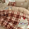 Juego de ropa de cama de cuatro piezas estilo coreano ins de lunares de terciopelo de leche, nueva funda de edredón engrosada de invierno 2026, estilo sábana de cama de vellón de coral