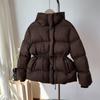 Moda Outono e Inverno Jaqueta Puffer Acolchoada Espessa 2026 High-End Estilosa Estilo Chanel Branco Cintura Marcada Casaco de Algodão para Mulheres