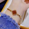 Pulsera Yunyao de Acero de Titanio con Trébol de Cuatro Hojas Popular Transfronteriza para Mujer, Colgante de Diseño de Nicho de Lujo Ligero, Simple y Versátil con un Toque de Alta Gama