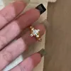 Anillo de Laurel Estilo Vintage Popular de Xiaohongshu para Mujer, Nueva Moda Lujo Ligero Hoja de Oro Anillo Abierto Ajustable