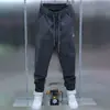 Coleção masculina de primavera da moda: calças casuais de cor sólida, calças jogger de novo estilo, calças slim fit elásticas e versáteis, pretas
