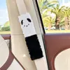 Almohadilla de hombro para cinturón de seguridad de coche de felpa personalizada por el fabricante, diseño creativo de dibujos animados lindos, cómoda almohadilla de hombro anti-estrangulamiento para coches