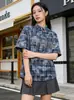 Camisa Polo Jeans Tie-Dye Xadrez com Patch de Letra e Rebites para Homens, Novo Top Casual Estilo Retrô Japonês Primavera/Verão para Mulheres