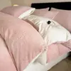 Conjunto de cama de quatro peças espesso, quente, em lã de leite, lençol de cama rosa de inverno, capa de edredom e lençol com elástico, para um visual luxuoso e sofisticado no quarto principal.