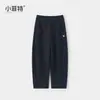 Nova coleção de outono Xiaofit 2026 para meninas: calça moletom bordada, calça de perna curva com corte solto, calça casual versátil e que afina para crianças mais velhas