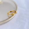 Anillo de lazo japonés y coreano minoritario de acero de titanio chapado en oro de 18 quilates para mujer 2023 nuevo anillo simple para novias no se desvanece