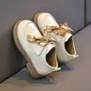 Sapatos de couro para meninas, nova coleção primavera/outono 2026, sapatos infantis simples com solas macias, antiderrapantes, adequados para apresentações, mocassins para meninas, sapatos de performance estilo princesa