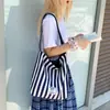 Bolsa de Ombro Listrada Estilo Coreano com Ombro Contrastante Grande Capacidade Reversível Moda Bolsa de Mão Ins Versátil Bolsa para Estudo de Aluno