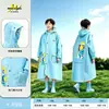 Capa de chuva infantil estilosa para meninos e meninas, proteção completa contra chuva para o corpo todo, adequada para alunos do ensino fundamental e médio com espaço para mochila, poncho de chuva escolar especial