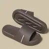 Pantuflas de Lujo Ligero con Textura de Cuero Color Moca para Hombres, Uso Exterior de Verano, Antideslizantes, Resistentes a Olores, Pantuflas Gruesas para el Hogar de Interior con Sensación Suave al Caminar para Mujeres