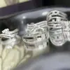 Anel Versa com linhas geométricas cruzadas e design de nicho, banhado a ouro, com zircônia microincrustada, pulseira minimalista enrolada de personalidade