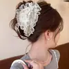 Presilha de cabelo triângulo em tecido para mulheres, com um visual sofisticado, perfeita para criar um coque estiloso na parte de trás da cabeça; uma grande presilha tipo tubarão com aparência delicada, com um laço de borboleta