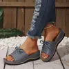Nuevas Pantuflas de Suela Gruesa para Mujer Verano 2026 Transfronterizas Talla Grande Correa Única Punta Abierta Cuña Pantuflas Gruesas Venta al por Mayor en Stock