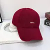 2025 Nuevo Gorro de Lana de Cordero para Mujer Moda Otoño e Invierno Versátil Gorra de Béisbol de Felpa Gruesa Caliente Gorra de Béisbol