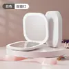 Espejo de maquillaje LED de doble cara con lupa, plegable y portátil, con luz incorporada para retoques, espejo compacto de alta definición con tapa abatible