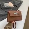 Bolsa feminina de mão nova transfronteiriça moda para o trabalho bolsa quadrada pequena retro emendada com fecho simples casual de ombro único bolsa transversal
