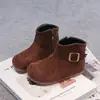 Botas retro de gamuza Birkenstock para niños, nueva colección otoño 2026, botas de cuero con hebilla metálica para niñas, botines de moda con suela blanda