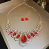 Aretes y Collar de Gota de Agua Incrustados con Diamantes Rojos de Año Nuevo, Accesorios Versátiles de Lujo Ligero de Nicho, Juego de Joyería de Alta Gama para Mujer al por Mayor