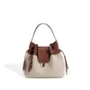 Bolsa Saco Versátil Patchwork 2026 Pingente de Cavalo Pequeno Bolsa de Mão em Couro Genuíno Cor de Bloco Nicho Bolsa Transversal Elegante de Alta Qualidade