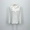 Camisa branca feminina de manga longa com design de botões diagonais, estilo outono chique coreano
