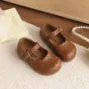 Novo estilo de primavera, sapatos infantis retrô de couro trançado liso com padrão de videira, sapatos de couro únicos versáteis de sola macia com bico redondo para meninas