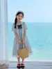Vestido feminino estilo colegial, novo modelo verão 2026, vestido de verão infantil, vestido longo leve de manga curta para meninas pequenas