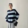 Suéter azul a rayas de cuello redondo estilo perezoso, un nuevo diseño de otoño/invierno para mujer, que ofrece un look sofisticado y relajado con un tejido suelto, suave y cómodo