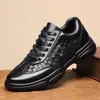 Novos sapatos masculinos de primavera, sapatos de couro de bico redondo de alta qualidade, tendência da moda, sola macia, respiráveis, sapatos casuais esportivos para negócios