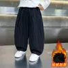 Calças de Outono para Meninos 2026 Novas Calças Listradas Estilosas e da Moda para Meninos Calças Casuais Versáteis para Outono e Inverno