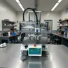 Máquina Pequeña de Impresión de Pantalla Plana con Mesa de Succión Bolsa No Tejida Marca Acrílica Máquina de Impresión de Pantalla Neumática de Escritorio